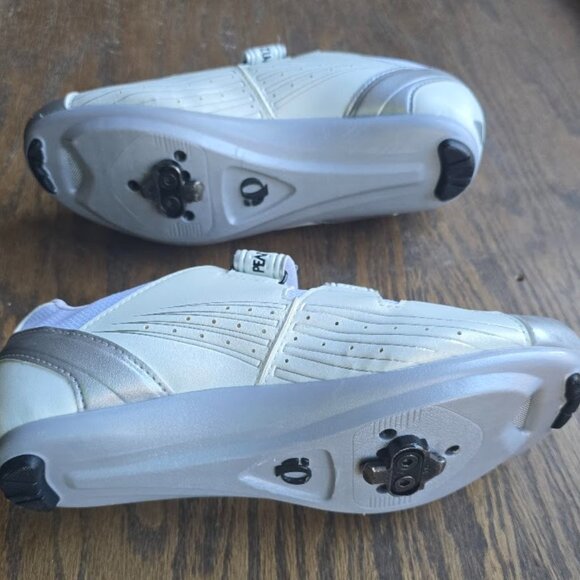 PEARL IZUMI Select Rd bicycle cleats white/silver size 42 European - Picture 2 of 2